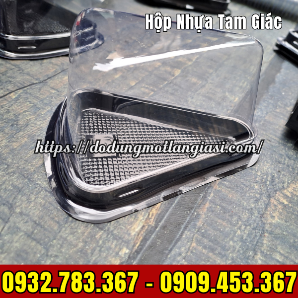HỘP NHỰA ĐẾ ĐEN TAM GIÁC