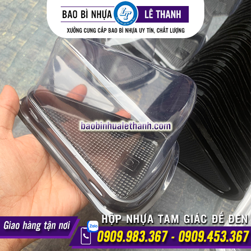HỘP NHỰA TAM GIÁC ĐẾ ĐEN