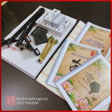 Dụng cụ học viết thư pháp cho người mới Dụng cụ học viết thư pháp cho người mới gồm bút lông mực tàu và giấy luyện