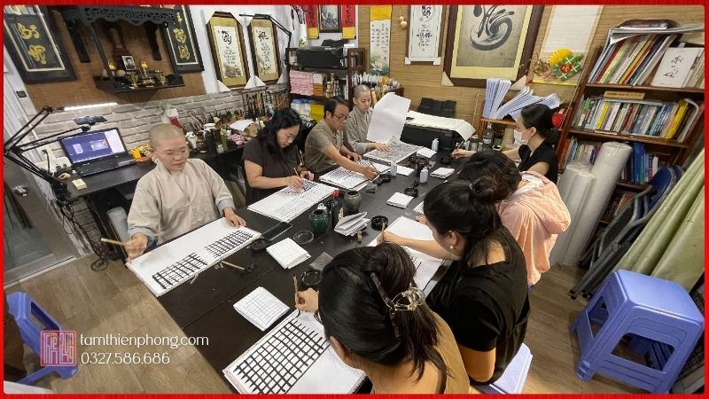 Học viết thư pháp cho người mới bắt đầu Người mới học viết thư pháp thực hành với bút lông và giấy luyện chữ