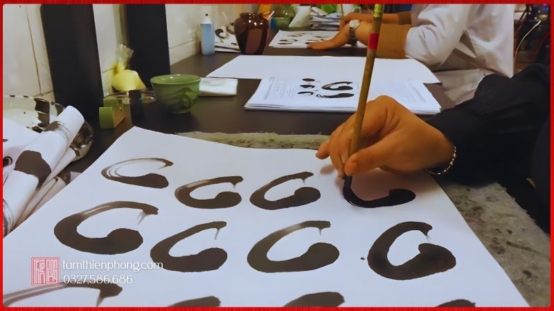Luyện nét thư pháp cơ bản tại nhà Người học luyện nét thư pháp cơ bản tại nhà trên giấy ô luyện chữ