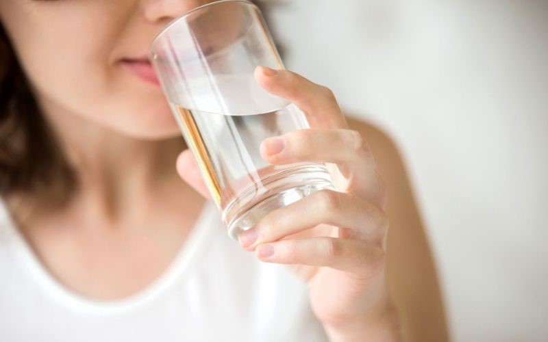 Nước giúp vận chuyển dưỡng chất đến các mô, hỗ trợ tuần hoàn máu và giảm nguy cơ táo bón sau phẫu thuật. Nước giúp vận chuyển dưỡng chất đến các mô, hỗ trợ tuần hoàn máu và giảm nguy cơ táo bón sau phẫu thuật.