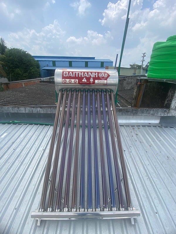 Bàn giao Máy nước nóng mặt trời Đại Thành Gold 130L Bàn giao Máy nước nóng mặt trời Đại Thành Gold 130L