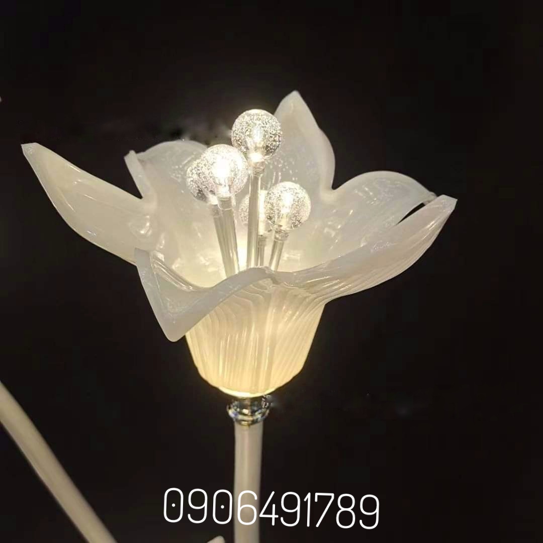 Đèn dẫn lối sân khấu đám cưới hoa loa kèn Đèn dẫn lối sân khấu đám cưới hoa loa kèn