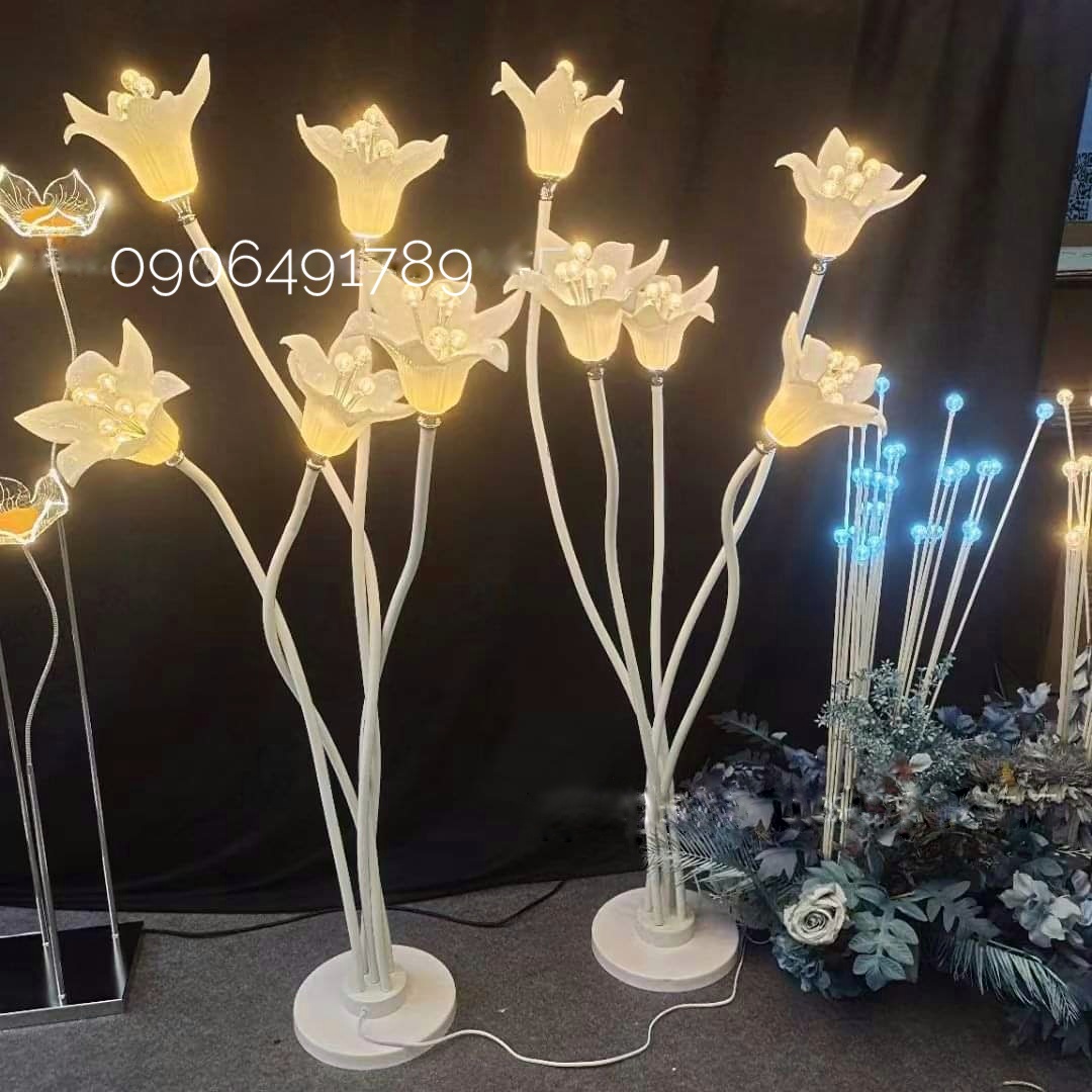 Đèn dẫn lối sân khấu đám cưới hoa loa kèn Đèn dẫn lối sân khấu đám cưới hoa loa kèn