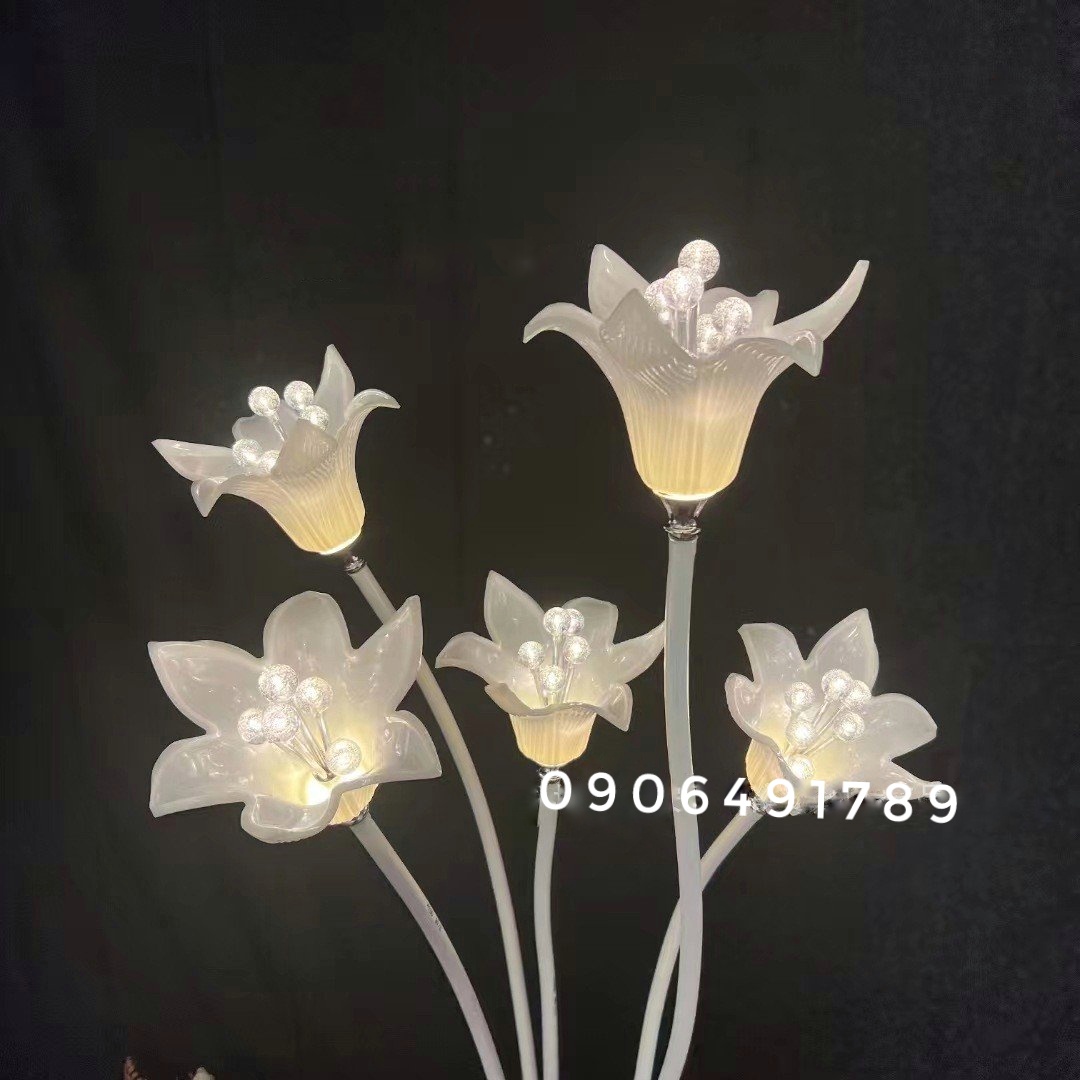 Đèn dẫn lối sân khấu đám cưới hoa loa kèn Đèn dẫn lối sân khấu đám cưới hoa loa kèn