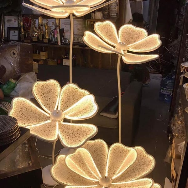 Đèn hoa lan bông lớn dẫn lối sân khấu