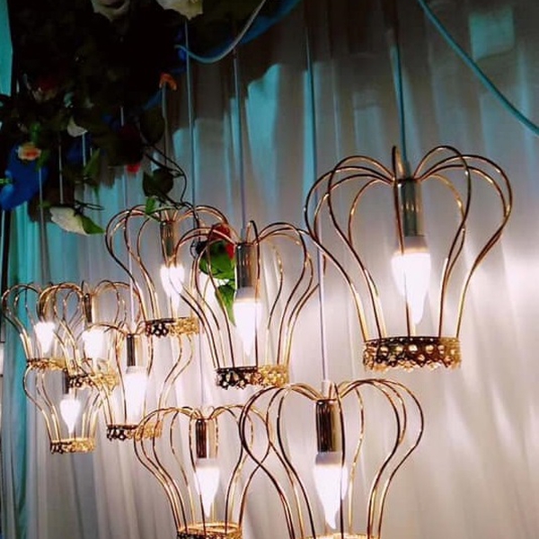 Thả vương miện trang trí