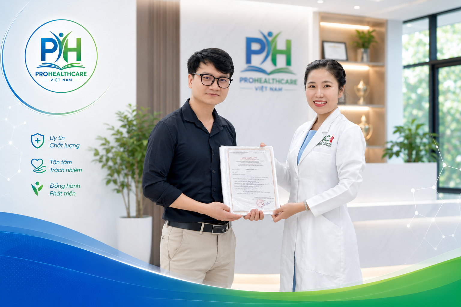Học viên Phan Thị Hiền Hòa nhận chứng nhận hoàn thành khóa học Dinh Dưỡng Nhi Khoa Thực Hành tại Prohealthcare Việt Nam.