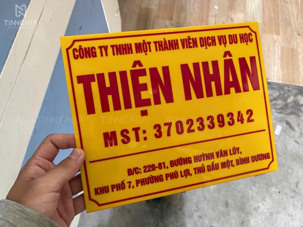 Bảng hiệu công ty Mica đẹp bền, nhiều màu sắc