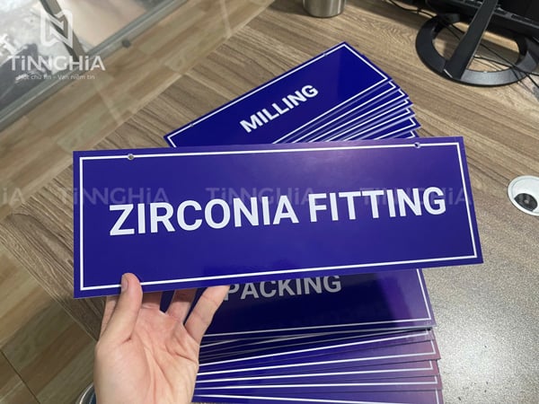 Bảng hiệu công ty Mica đẹp bền, nhiều màu sắc