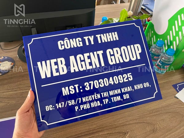 Bảng hiệu công ty Mica đẹp bền, nhiều màu sắc
