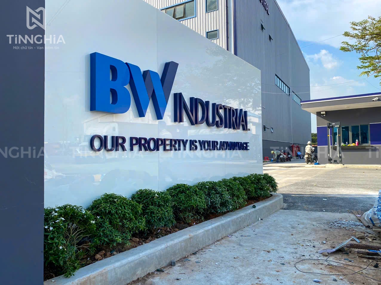 Biển hiệu công ty đẹp giúp tăng nhận diện thương hiệu như thế nào?