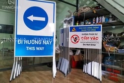 THI CÔNG BẢNG THÔNG BÁO KHUNG SẮT CHÂN ĐỨNG TẠI TP.HCM