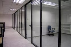 VÁCH KÍNH CƯỜNG LỰC CHO VĂN PHÒNG CÓ CÁCH ÂM KHÔNG?
