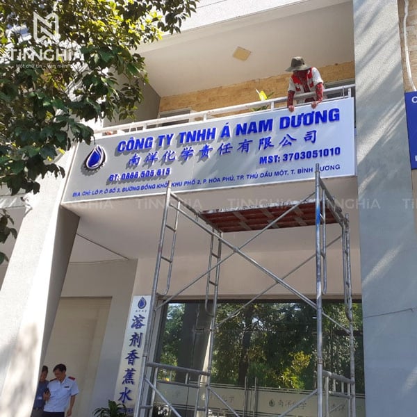 Bảng hiệu alu chữ nổi mica