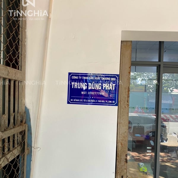 Bảng hiệu công ty Mica đẹp bền, nhiều màu sắc