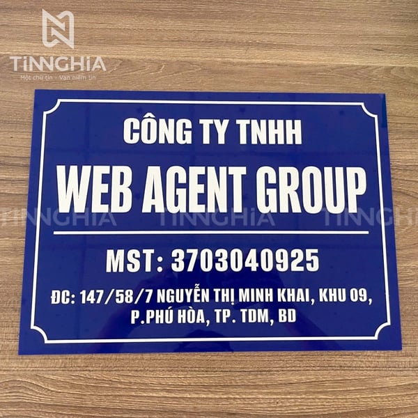 Bảng hiệu công ty Mica đẹp bền, nhiều màu sắc