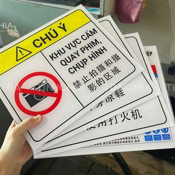 Thi công bảng mica tại công ty