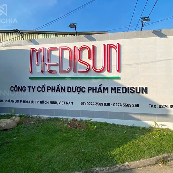 Chữ nổi mica làm bảng hiệu, logo doanh nghiệp