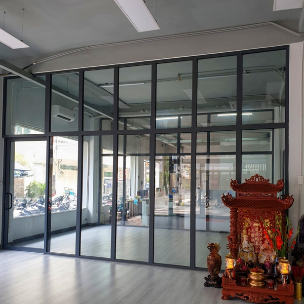 Cửa kính cường lực văn phòng - Ưu điểm và báo giá