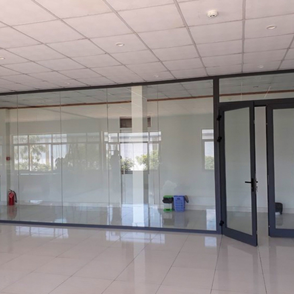 Cửa kính cường lực văn phòng - Ưu điểm và báo giá