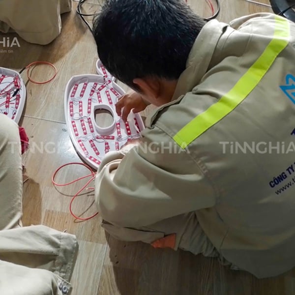 GIA CÔNG CHỮ NỔI MICA SÁNG ĐÈN TẠI BÌNH DƯƠNG