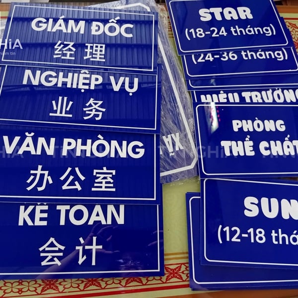 Thi công bảng mica tại công ty