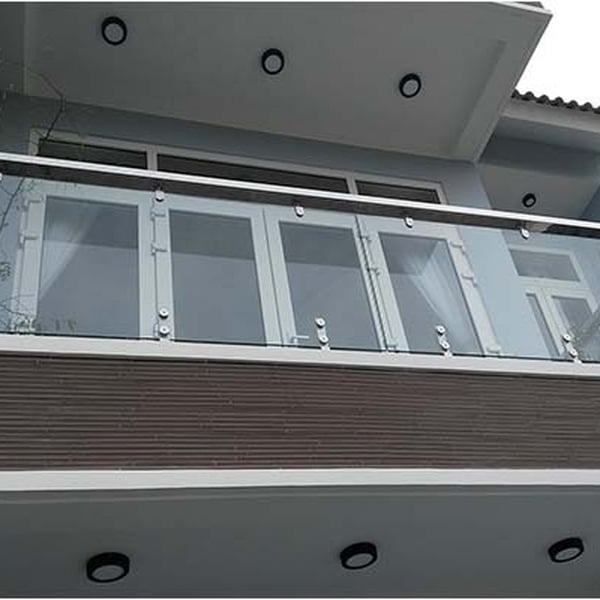 Lan can kính hiện đại