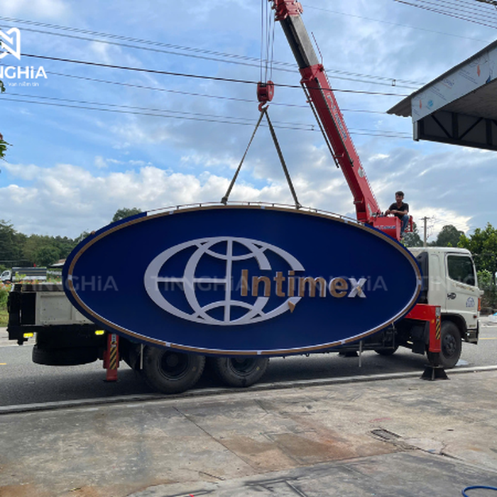 Lắp đặt logo trên cao tại TP.HCM