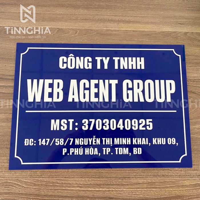 Bảng hiệu công ty Mica đẹp bền, nhiều màu sắc