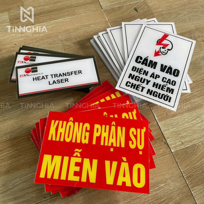 Thi công bảng mica tại công ty