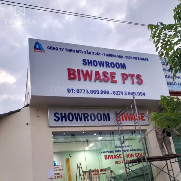 Thi công bảng hiệu Showroom