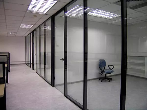 VÁCH KÍNH CƯỜNG LỰC CHO VĂN PHÒNG CÓ CÁCH ÂM KHÔNG?