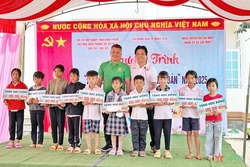 Hội Nông Dân Tp.Đồng Xoài nhận quà tặng từ Công Cty Cân Hoa Sen