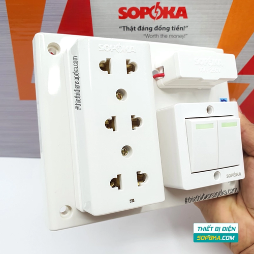 Bảng Điện 2 Công Tắc 3 Lỗ Cắm Có Cầu Chì 2200W 10A BS3 SOPOKA