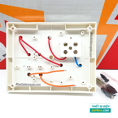 Bảng Điện 2 Công Tắc 3 Lỗ Cắm Có Cầu Chì 2200W 10A BS3 SOPOKA