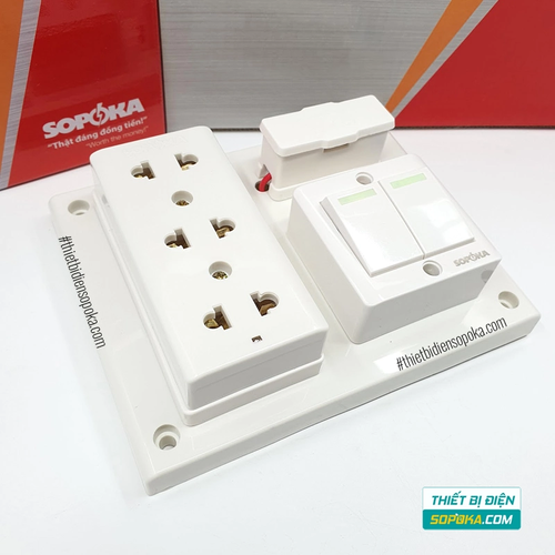 Bảng Điện 2 Công Tắc 3 Lỗ Cắm Có Cầu Chì 2200W 10A BS3 SOPOKA