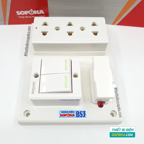 Bảng Điện 2 Công Tắc 3 Lỗ Cắm Có Cầu Chì 2200W 10A BS3 SOPOKA