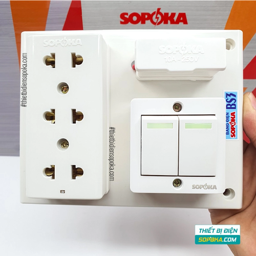 Bảng Điện 2 Công Tắc 3 Lỗ Cắm Có Cầu Chì 2200W 10A BS3 SOPOKA