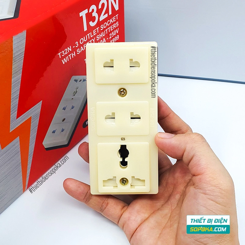 Ổ Cắm Điện Gắn Táp Lô 3 Lỗ Có Màn Che 2200W 10A T32N SOPOKA