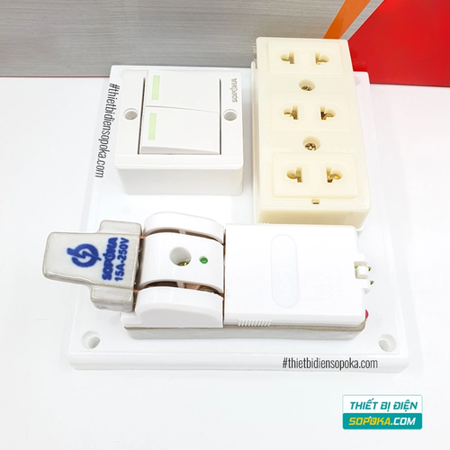 Bảng Điện 2 Công Tắc 3 Lỗ Cắm Cầu Dao Sứ 15A 2200W 10A BS5 SOPOKA