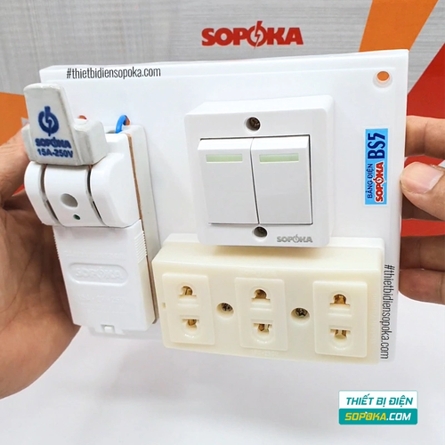 Bảng Điện 2 Công Tắc 3 Lỗ Cắm Cầu Dao Sứ 15A 2200W 10A BS5 SOPOKA