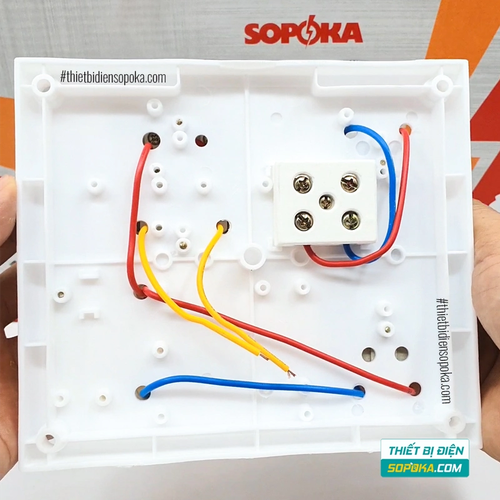 Bảng Điện 2 Công Tắc 3 Lỗ Cắm Cầu Dao Sứ 15A 2200W 10A BS5 SOPOKA