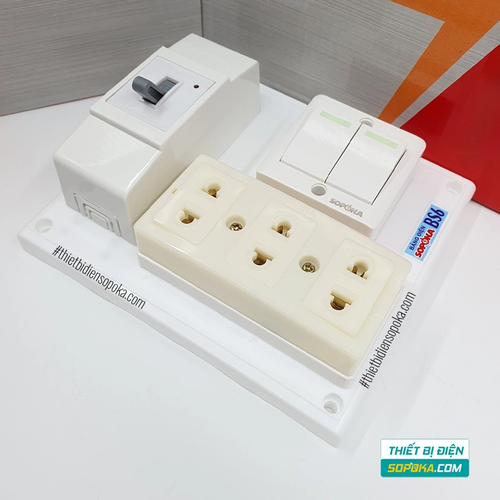 Bảng Điện 2 Công Tắc 3 Lỗ Cắm 2200W 10A BS6 SOPOKA