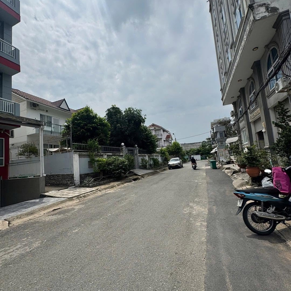 Bán toà nhà Góc 2MT đường B5 & B8 Làng Đại Học Nhà Bè