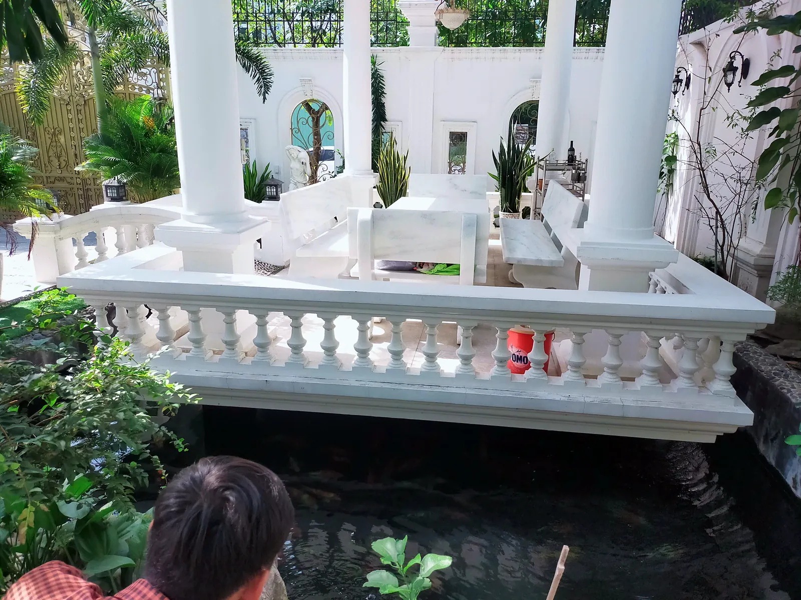 Chòi cafe trên hồ cá koi trong sân vườn biệt thự Pháp