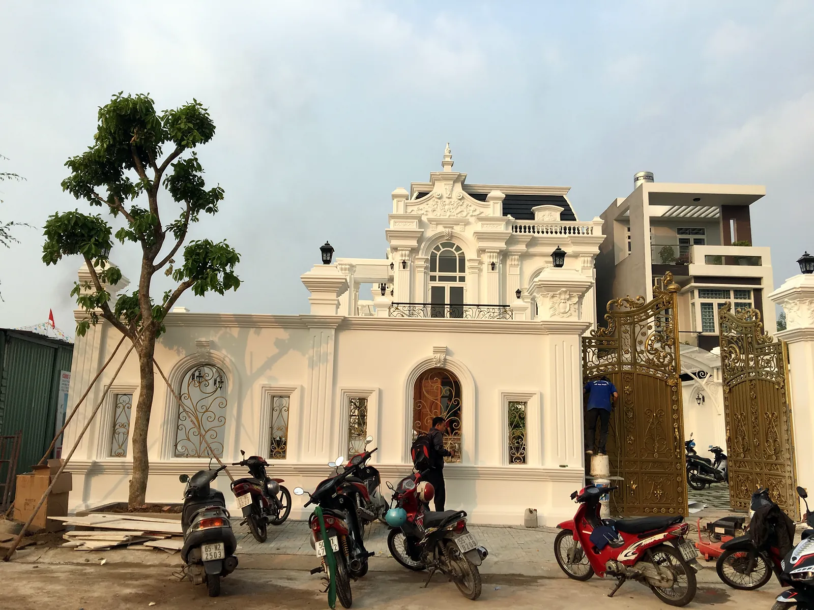 Hệ cột tròn và sảnh chính biệt thự tân cổ điển Pháp