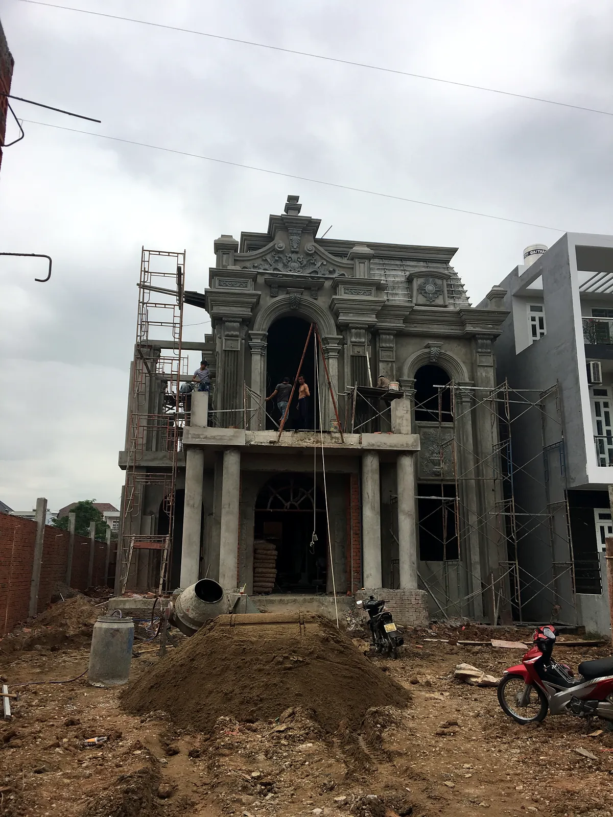 Biệt thự Pháp Dĩ An trong giai đoạn xây thô