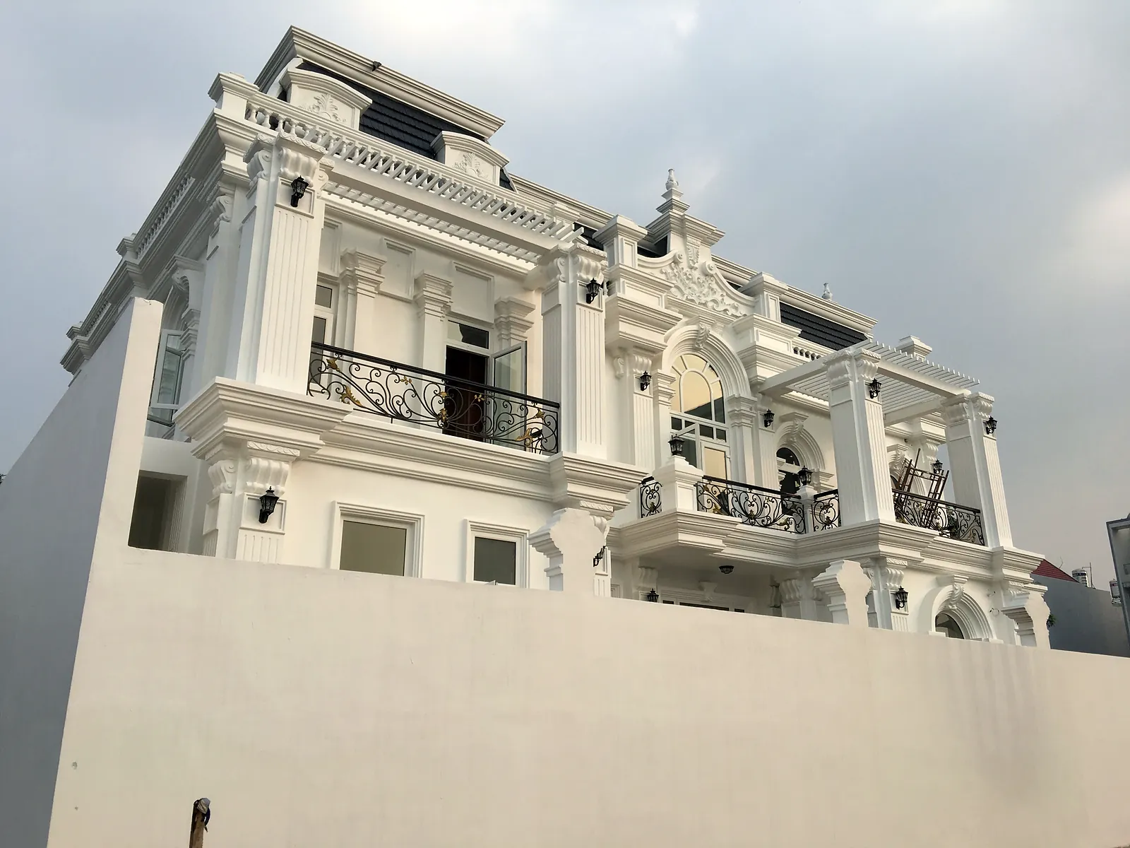 Góc nghiêng biệt thự Pháp với phào chỉ và mái dốc